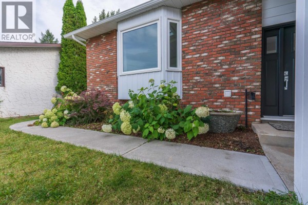 Living room - 7718 St Mark Crescent, Prince George, BC V2N4B8 Photo 3
