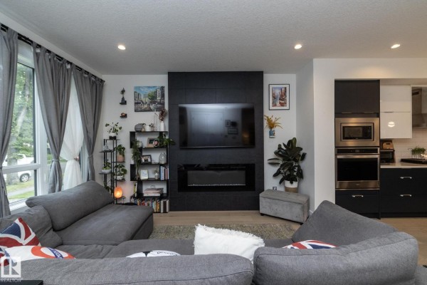 Kitchen - 7733 81 Av Nw, Edmonton, AB T6C0V4 Photo 3