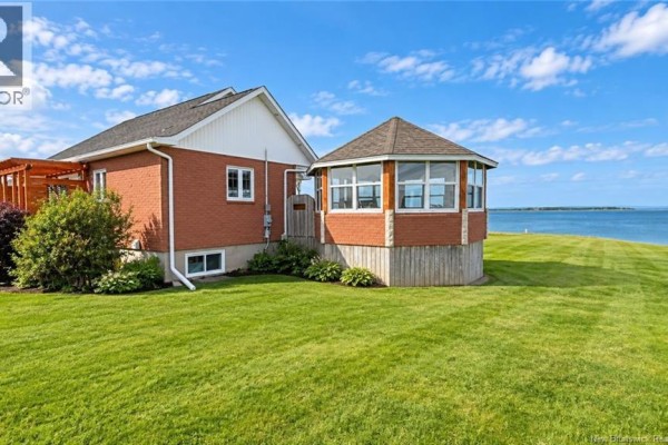 7739 Du Havres Street, Bas Caraquet, NB, photo 2