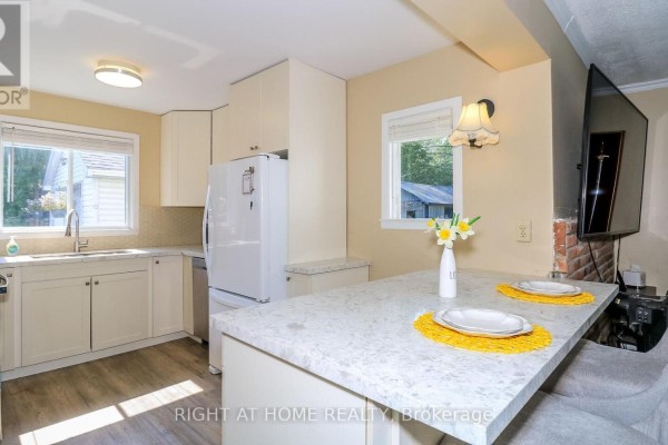Family room - 774 James Street, Innisfil, ON L9S2G6 Photo 4