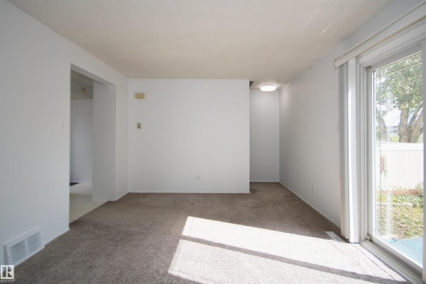 Family room - 7743 37 Av Nw, Edmonton, AB T6K1T9 Photo 4