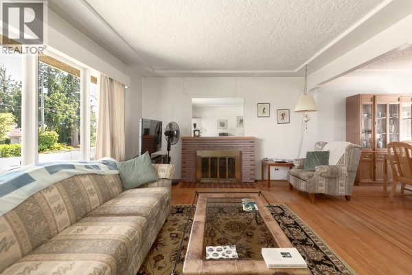 7759 14th Avenue, Burnaby, BC V3N2A8 Photo 2
