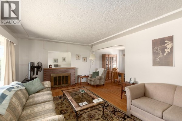 7759 14th Avenue, Burnaby, BC V3N2A8 Photo 3