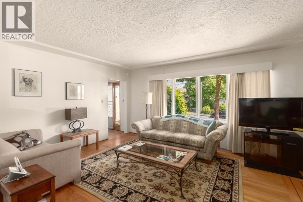 7759 14th Avenue, Burnaby, BC V3N2A8 Photo 4