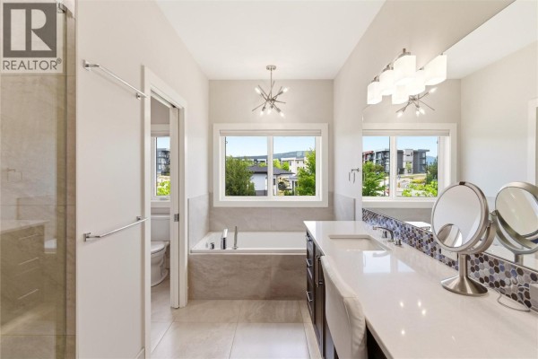 Full ensuite bathroom - 777 Acadia Street, Kelowna, BC V1V0A8 Photo 5