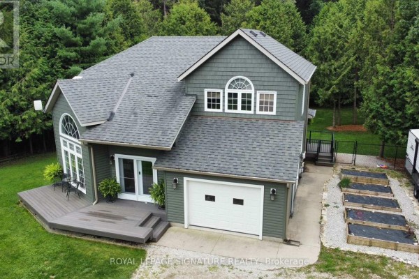 Detailed view of the elevated wooden deck with outdoor seating and railing. - 777320 Highway 10, Chatsworth