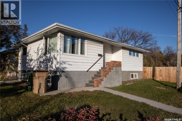 Living room - 779 Mctavish Street, Regina, SK S4T3T8 Photo 2