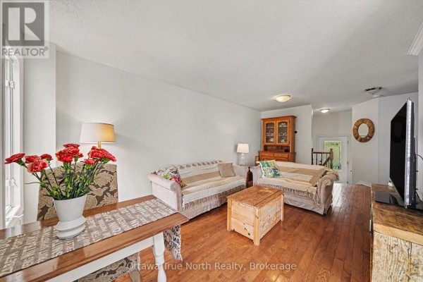Living room - 78 Redpath Drive, Ottawa, ON K2G6E3 Photo 3