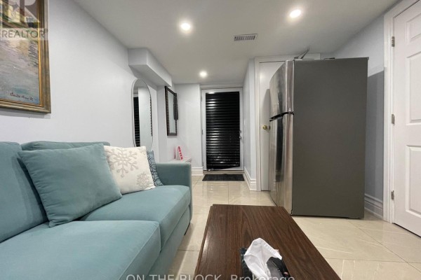 Living room - 78 Tedford Drive, Toronto, ON M1R1M4 Photo 4
