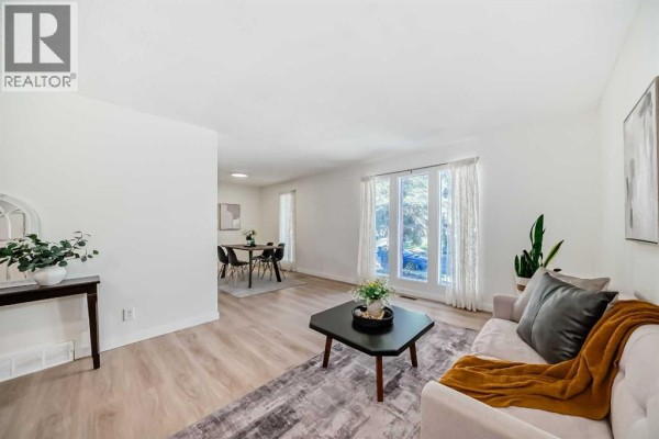 4pc Bathroom - 7807 20a Street Se, Calgary, AB T2C1M7 Photo 3