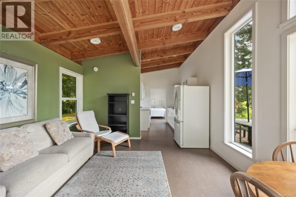 Living room - 781 Cliff Rd, Quadra Island, BC V0P1N0 Photo 5