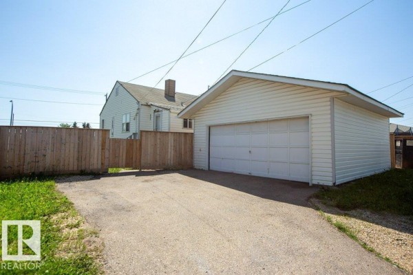 Kitchen - 7812 128 Av Nw, Edmonton, AB T5C1T7 Photo 3