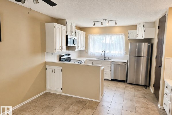 Dining room - 7812 144 Av Nw, Edmonton, AB T5C2S1 Photo 2