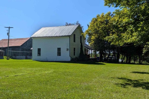 Rear view of white house with white metal roof and large green lawn. - 781492 3 Side Road, Chatsworth