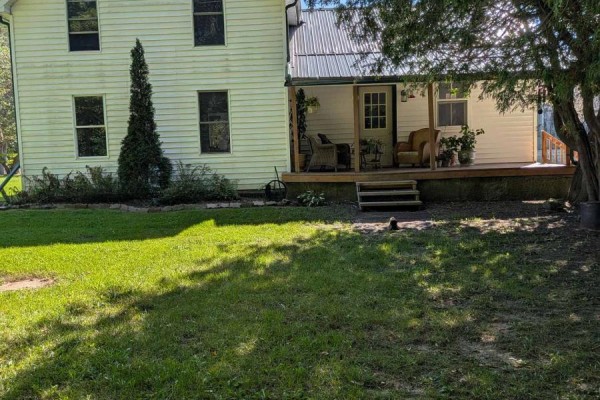 Close-up of the covered porch with wicker furniture and potted plants. - 781492 3 Side Road, Chatsworth
