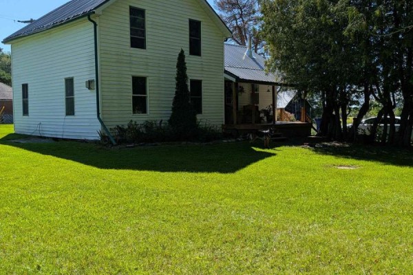 Side view of the white house with a large green lawn and trees. - 781492 3 Side Road, Chatsworth