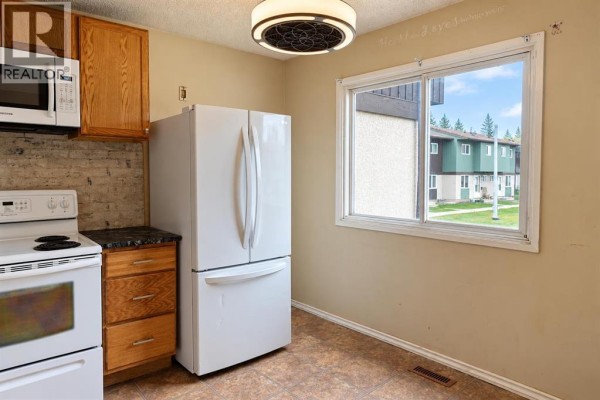 Bedroom - 7817 Cedarwood Park, Grande Prairie, AB T8V4R8 Photo 3