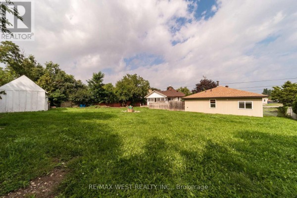 Spacious yard with shed and houses - 7826 Yonge Street Innisfil