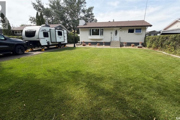 Living room - 785 Centre Street, Shaunavon, SK S0N2M0 Photo 2