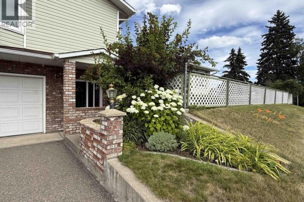 Living room - 785 Irwin Street, Prince George, BC V2M2X6 Photo 3