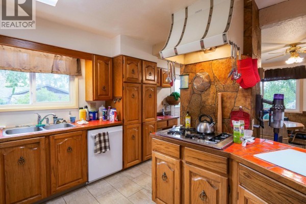 Kitchen - 785 North Fraser Drive, Quesnel, BC V2J1Z7 Photo 3