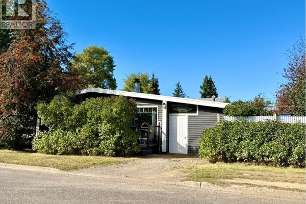 Living room - 786 Irwin Street, Prince George, BC V2M2X7 Photo 3
