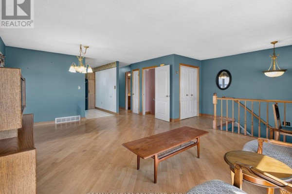 Living room - 7905 Salisbury Place, Niagara Falls, ON L2H2W7 Photo 3