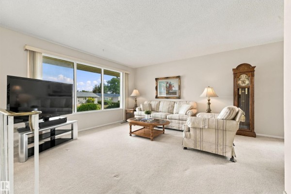 Dining room - 7911 152a Av Nw, Edmonton, AB T5C3A1 Photo 2