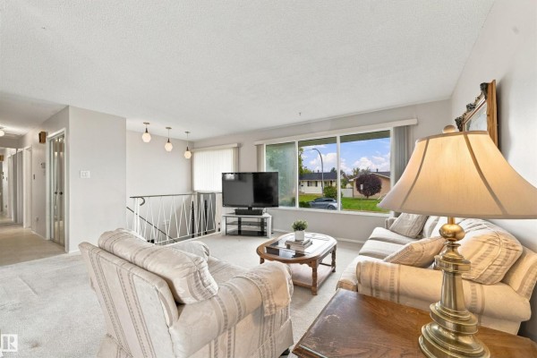 Kitchen - 7911 152a Av Nw, Edmonton, AB T5C3A1 Photo 3