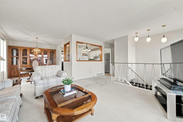 Family room - 7911 152a Av Nw, Edmonton, AB T5C3A1 Photo 4