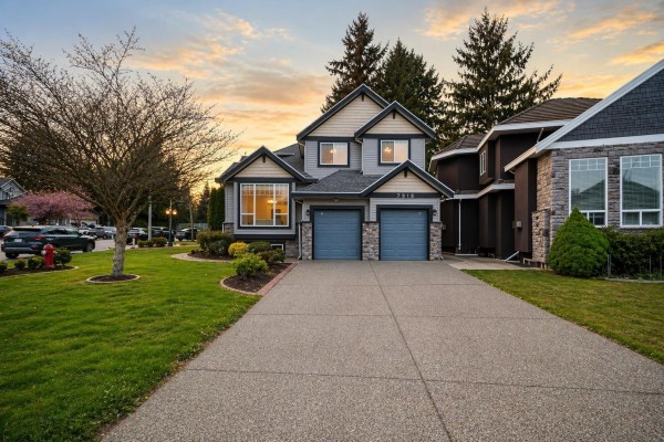 7918 147a Street, Surrey, BC V3S2T8 Photo 2