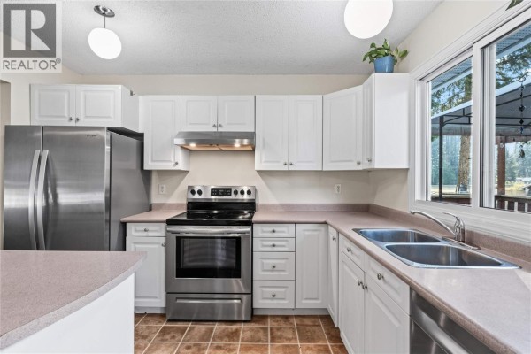 3pc Bathroom - 792 Eastwood Road, Lumby, BC V0E2G7 Photo 5
