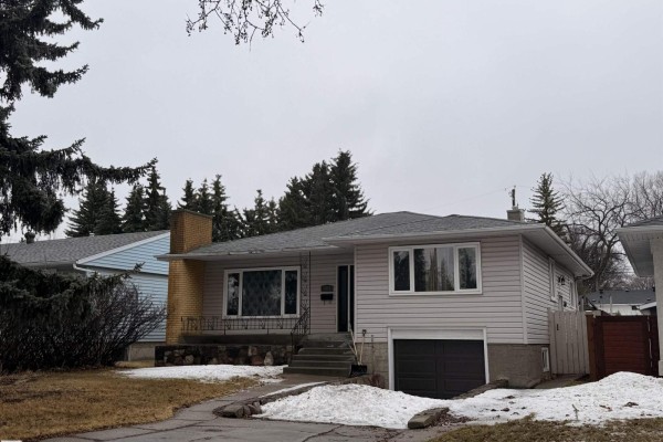 Primary Bedroom - 7921 97 Av Nw, Edmonton, AB T6C2B6 Photo 3