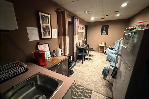 793 Sargent Avenue, Winnipeg, MB R3E0B6 Photo 2