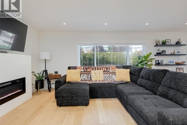 Entrance - 7949 East Saanich Rd, Central Saanich, BC V0S1M0 Photo 3