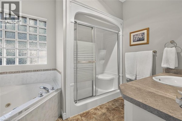 3pc Bathroom - 796 N Springbank Avenue N, Woodstock, ON N4T1T5 Photo 5