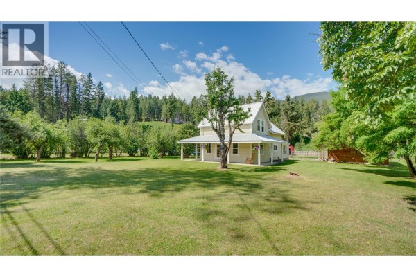 Mud room - 796 Salmon River Road, Salmon Arm, BC V1E3E9 Photo 4