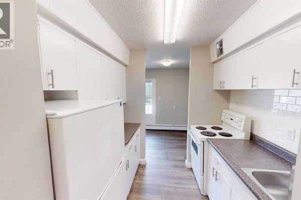 4pc Bathroom - 8, 10802 99 Street, Grande Prairie, AB T8V2H5 Photo 3