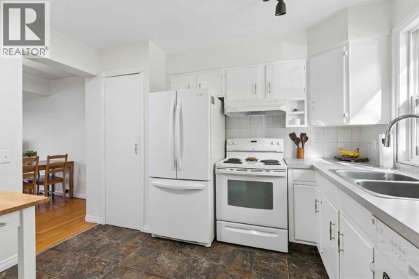 Living room - 8, 330 Canterbury Drive Sw, Calgary, AB T2W1H6 Photo 3
