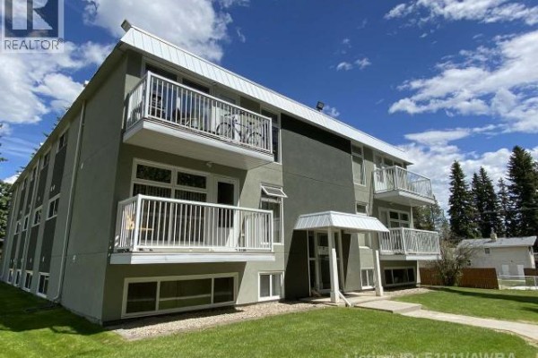 Living room - 8, 414 41 Street, Edson, AB T7E1A1 Photo 2