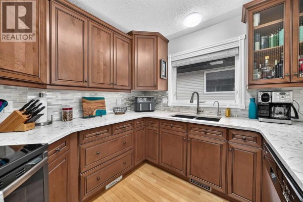 Living room - 8, 4718 62 Street, Stettler, AB T4K1L3 Photo 4
