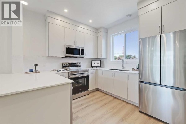 Kitchen - 8, 828 8 Avenue Ne, Calgary, AB T2E9E2 Photo 2