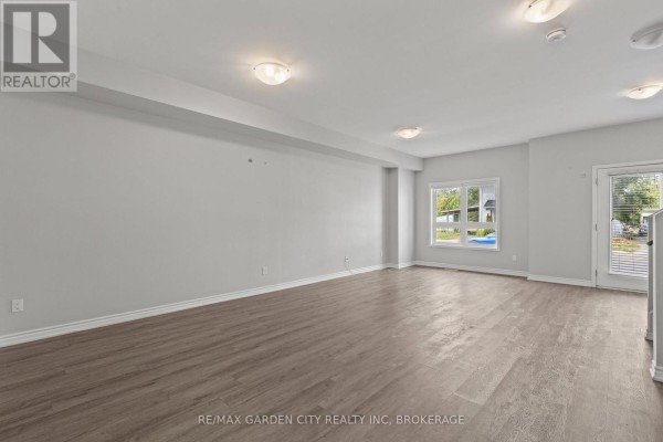 8 - 182 Broadway Lane, Welland, ON L3C5L5 Photo 5