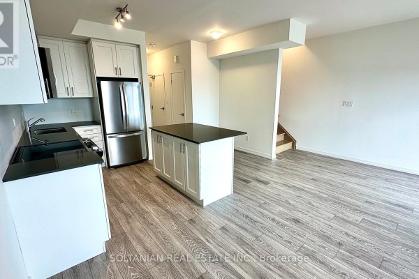8 - 20 Lytham Green Circle, Newmarket, ON L3Y0H3 Photo 4