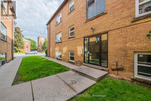 8 - 2905 St Clair Avenue E, Toronto, ON M4B1N5 Photo 4