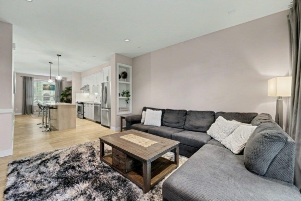 8 1708 King George Boulevard, Surrey, BC V4A4Z8 Photo 5