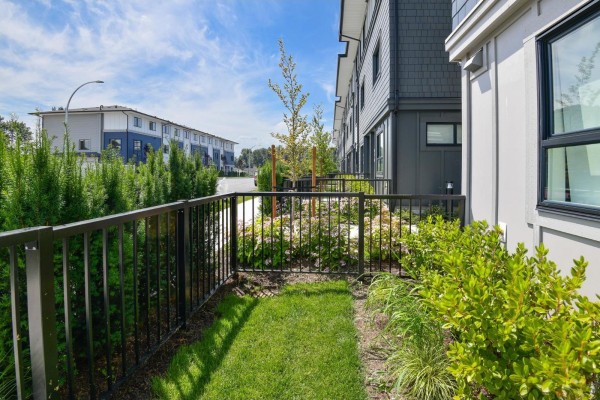 8 33520 Kingston Avenue, Abbotsford, BC V2S0R6 Photo 3