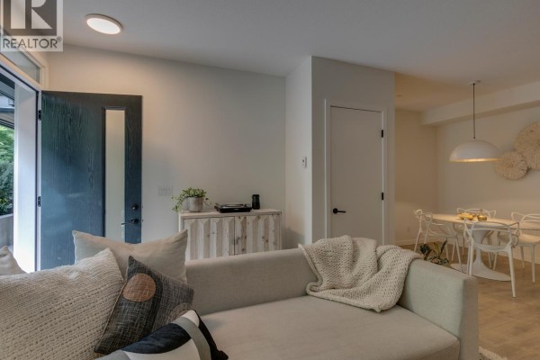 8 533 E 3rd Street, North Vancouver, BC V7L1G4 Photo 4