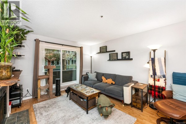 Ensuite - 8 949 Cloverdale Ave, Saanich, BC V8X2T4 Photo 2