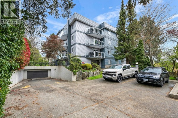 Primary Bedroom - 8 949 Cloverdale Ave, Saanich, BC V8X2T4 Photo 4